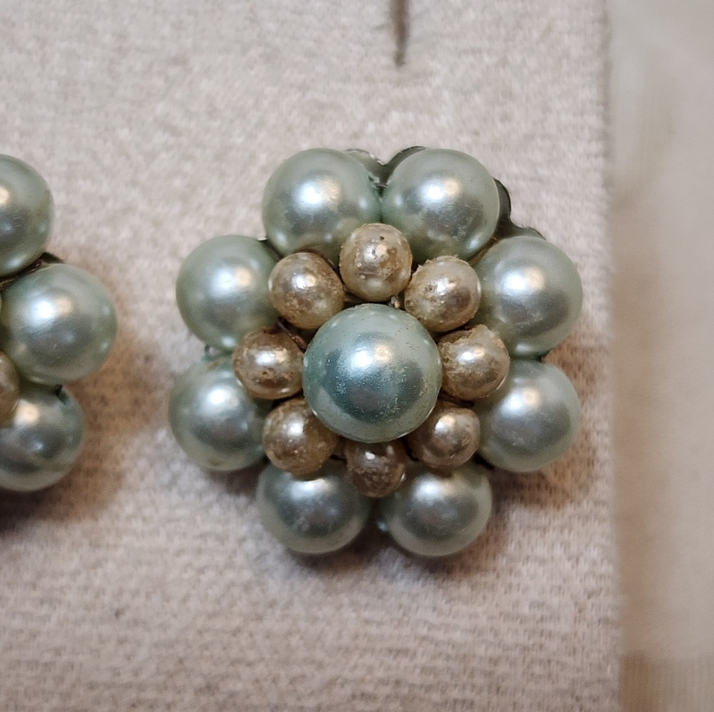 VINTAGE JAPAN FAUX PEARL CLUSTER CLIP ON EARRINGS GOLD TONE - Picture 7 of 7